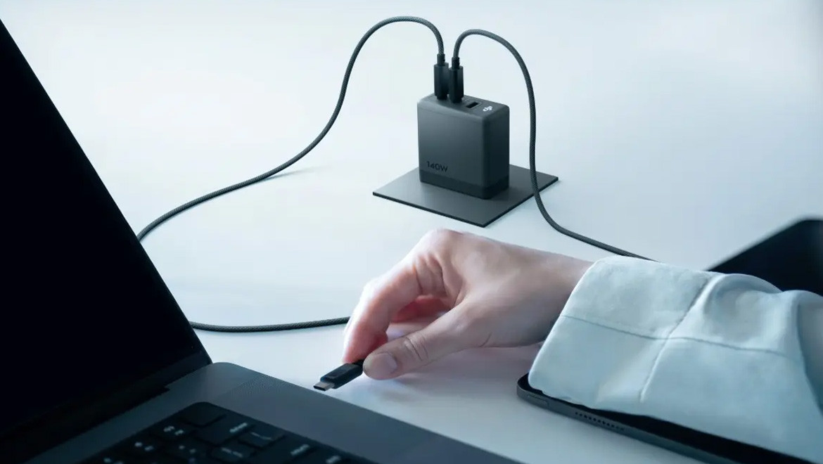 DJI Power 140W GaN Charger